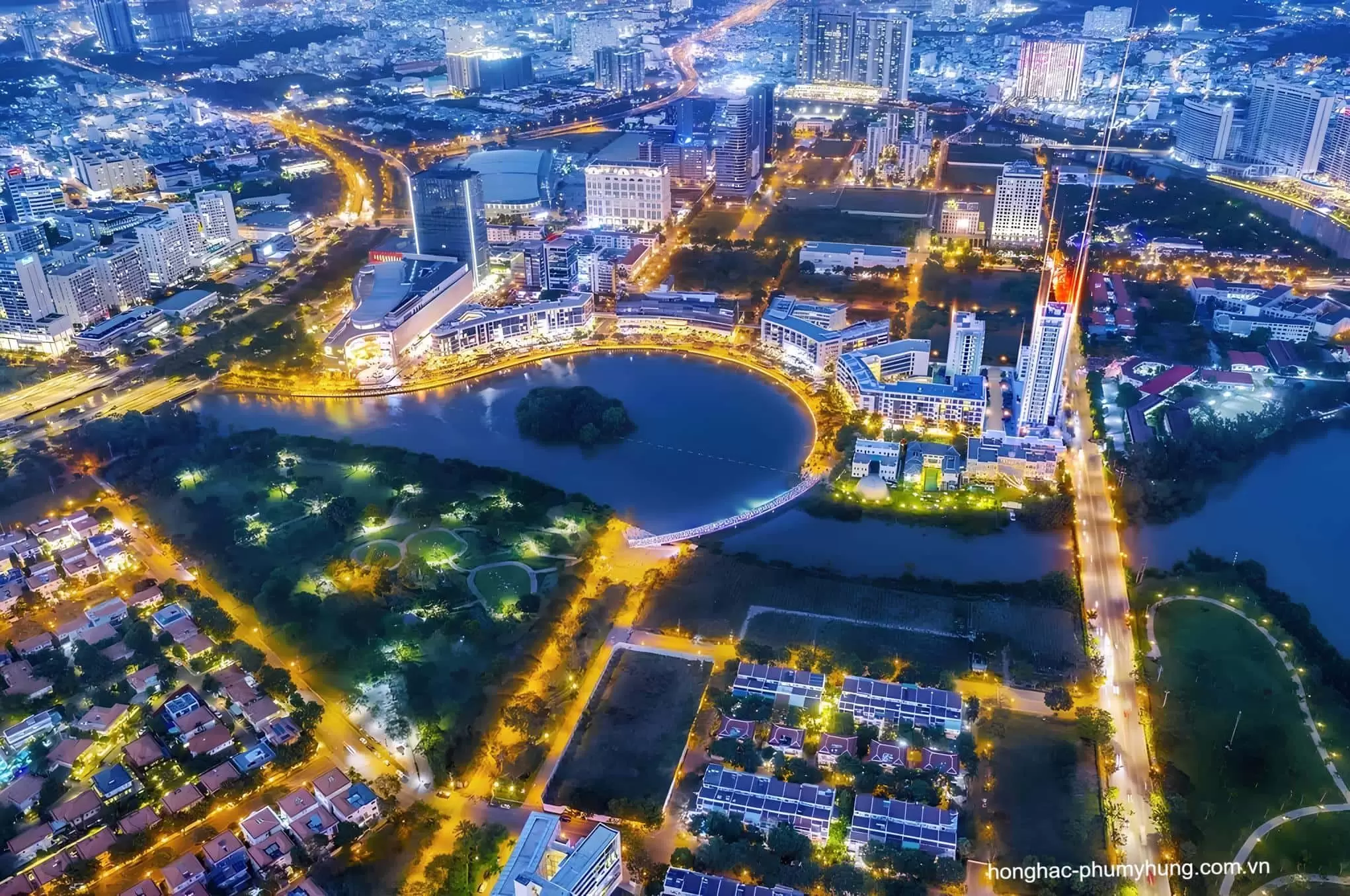 Khu Hồ Bán Nguyệt ngày nay và sẽ lộng lẫy hơn trong tương lai với những dự án nhà ở hạng sang có giá 10.000 USD/m2