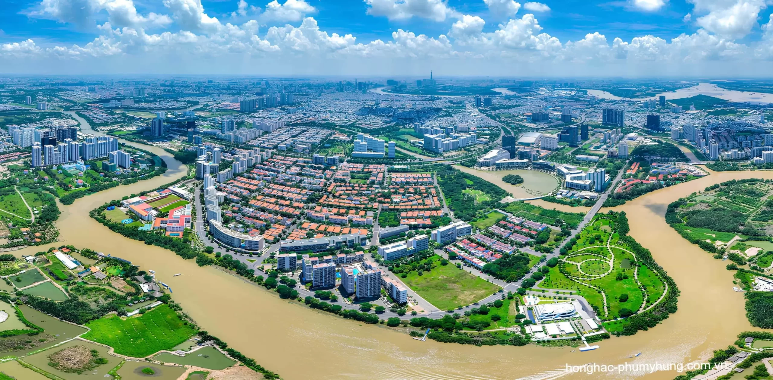 Phú Mỹ Hưng ngày nay nổi tiếng với môi trường sống xanh sạch đẹp, an ninh của giới nhà giàu TPHCM